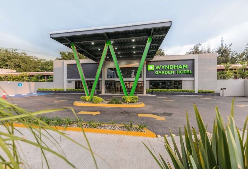 בית מלון כפרי Wyndham Garden Guadalajara Expo Plaza Del Sol