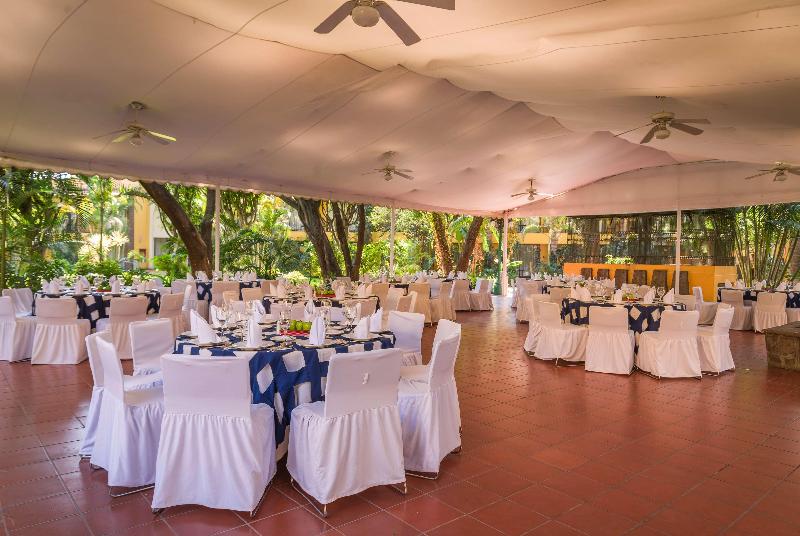 בית מלון כפרי Wyndham Garden Guadalajara Expo Plaza Del Sol