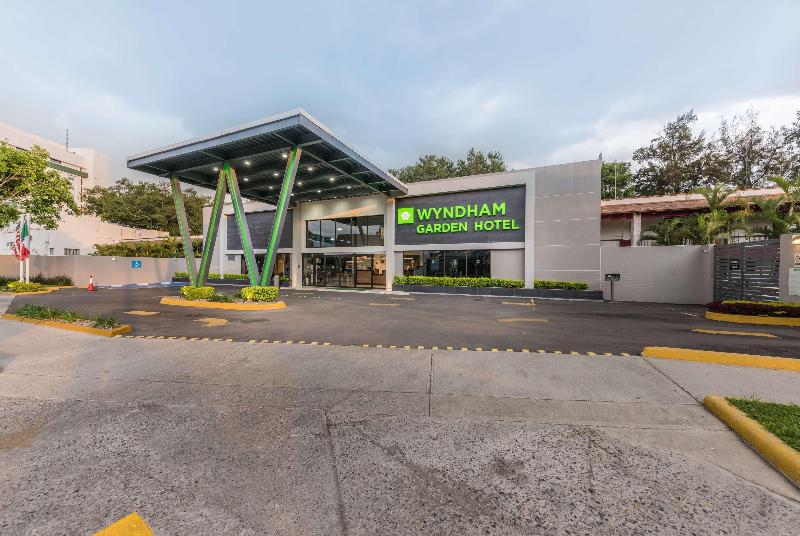 בית מלון כפרי Wyndham Garden Guadalajara Expo Plaza Del Sol