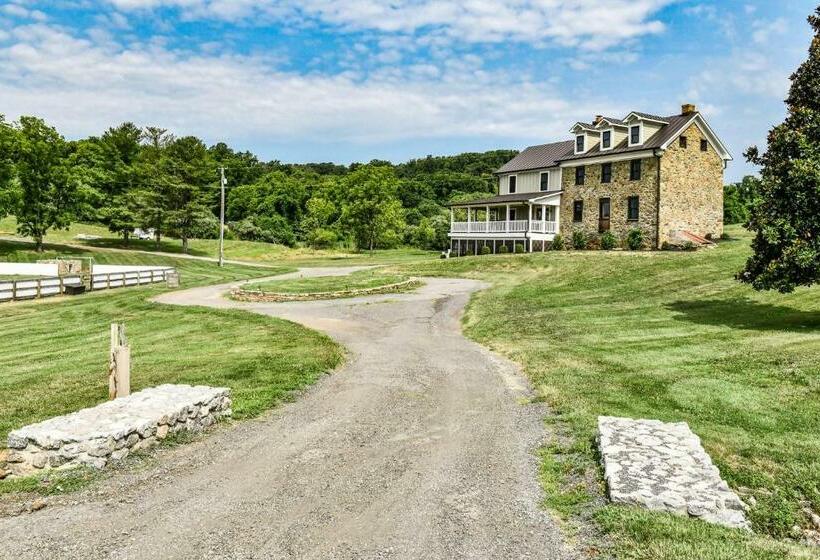 Отель Trinity Farm Magnolia Farmhouse