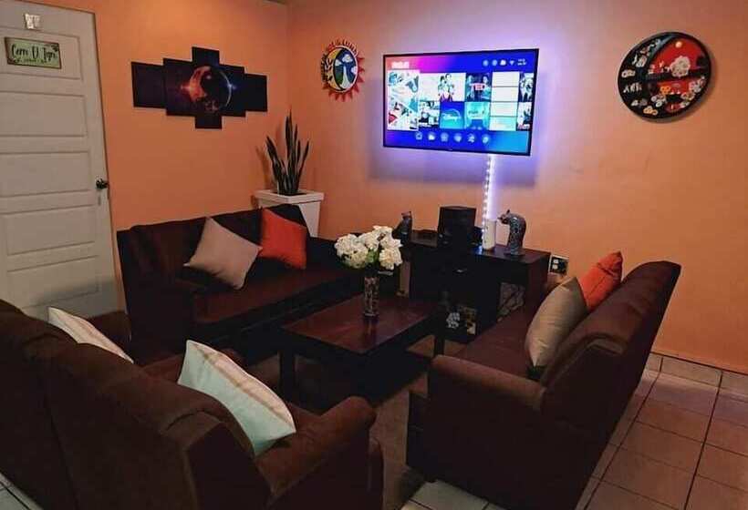 پانسیون Hostal Sol Y Luna Hostel