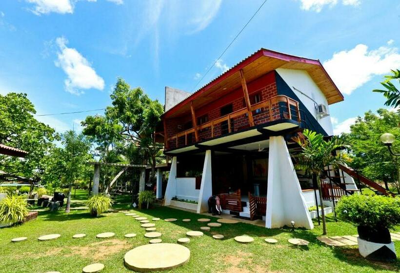 Eco Hotel Black & White Anuradhapura
