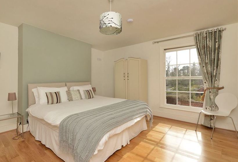 مبيت وإفطار The Hollies