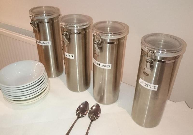 Отель Livingston Lodge