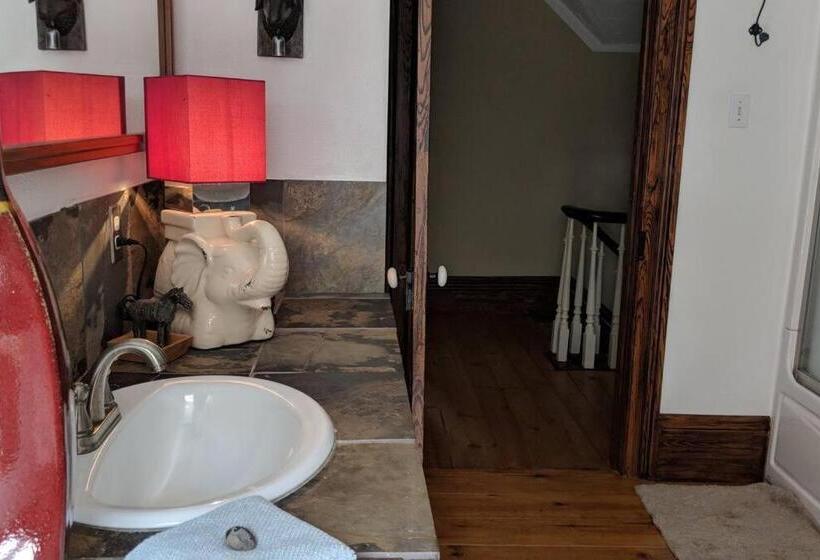 ベッドアンドブレックファースト Master Bedroom In A 150 Year Old Victorian House