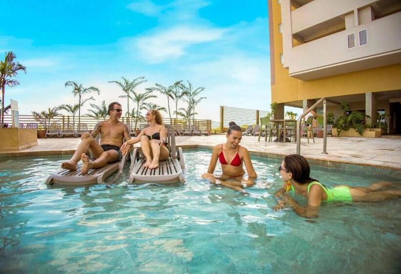Отель Hot Beach Parque E Resort