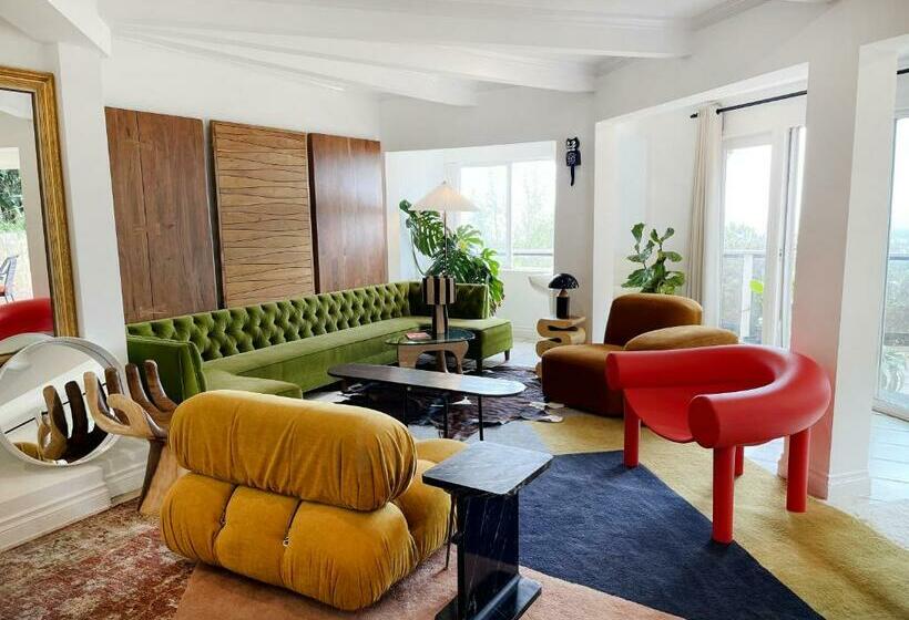 Pensão Hollywood Hills 1940s Mansion