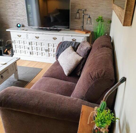 تختخواب و صبحانه Little Lodge