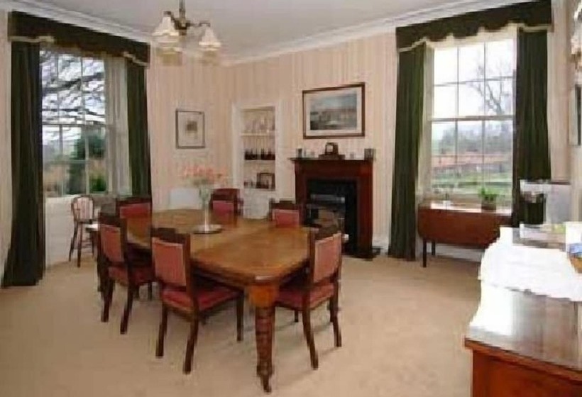 مبيت وإفطار East Horton Farmhouse