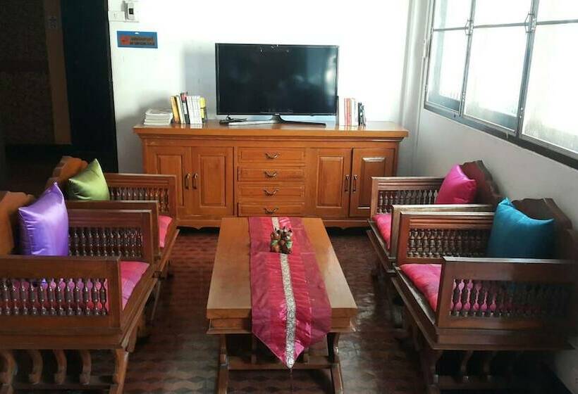 Отель 999 Triple Nine Guesthouse & Hostel Chiangmai