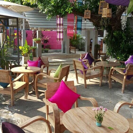 Отель 999 Triple Nine Guesthouse & Hostel Chiangmai