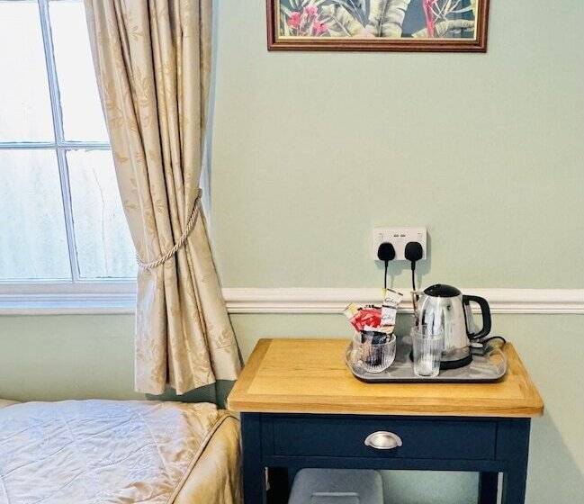 פנסיון The Angove