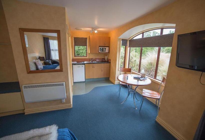 Red Tussock Motel