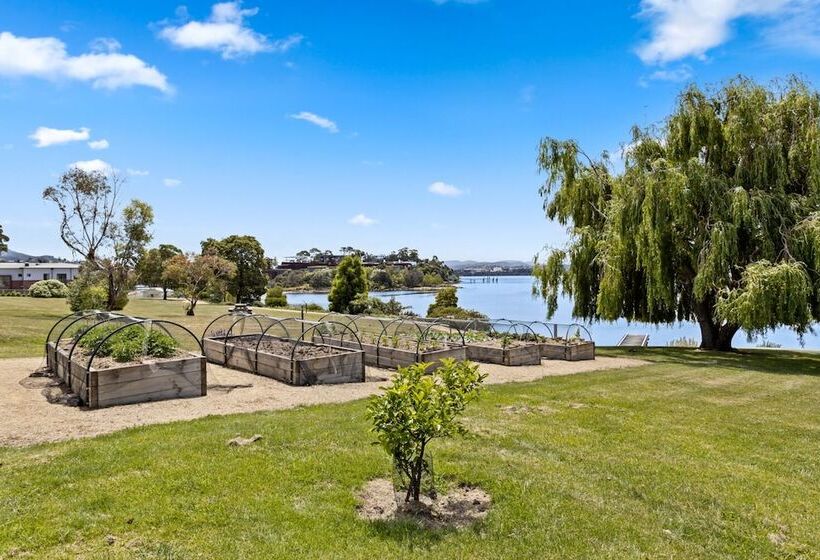 Riverfront Motel & Villas