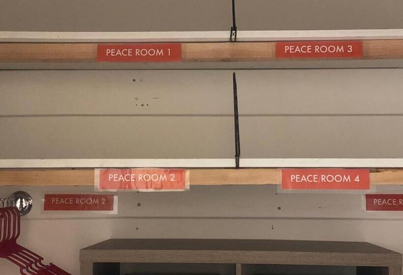 فندق صغير Whole Family   Barrette