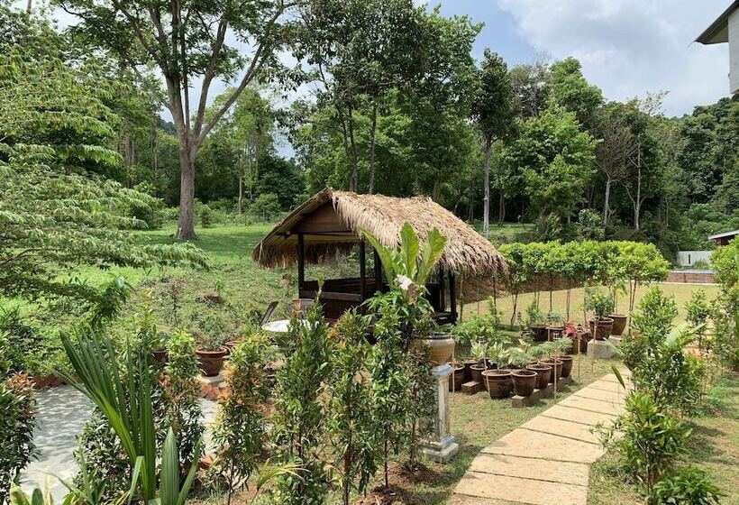 هتل Hujung Kampung
