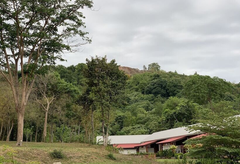 هتل Hujung Kampung