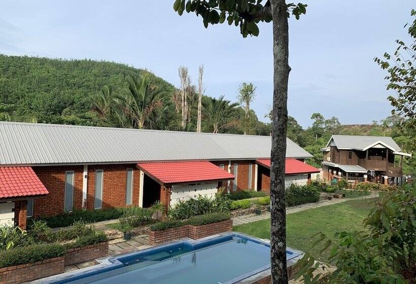 هتل Hujung Kampung