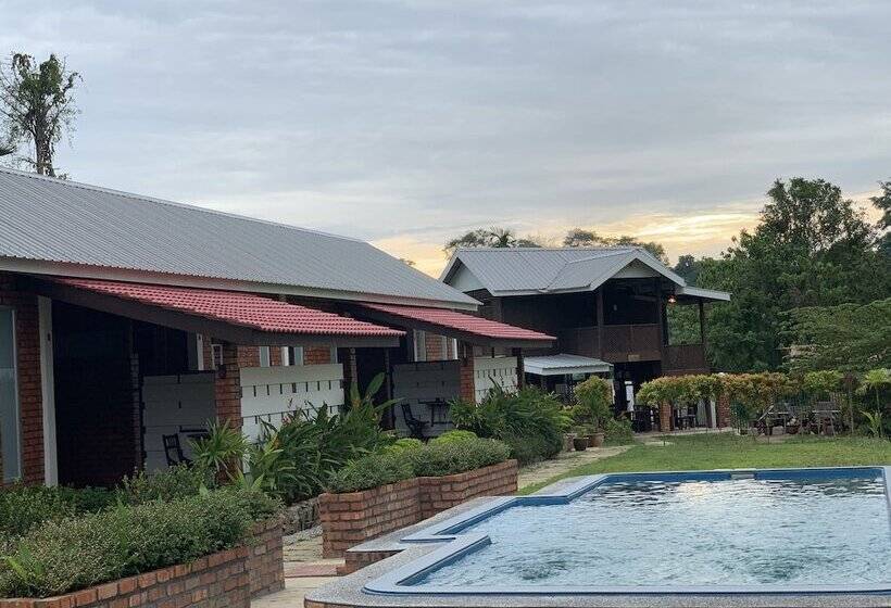 هتل Hujung Kampung