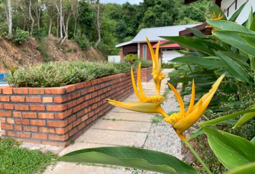 هتل Hujung Kampung