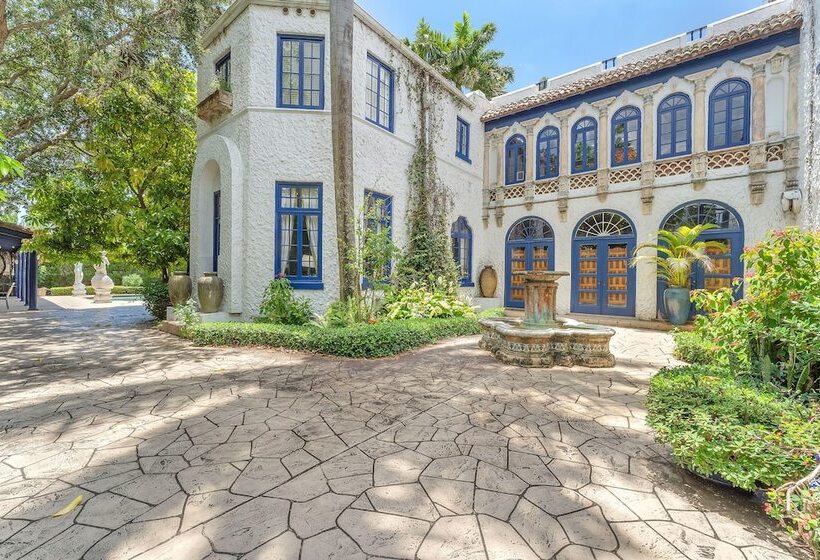 پانسیون Young Mansion