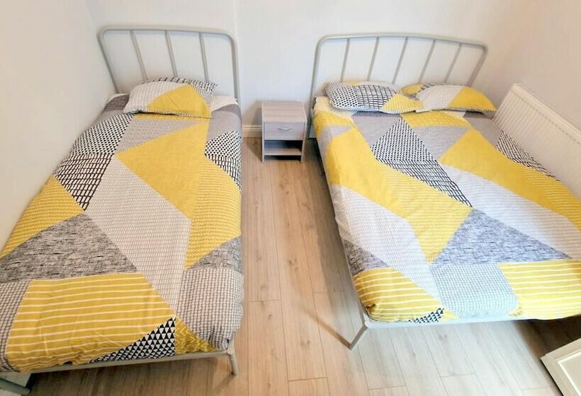 דירת נופש 2 Bedroom House In South London   Sutton