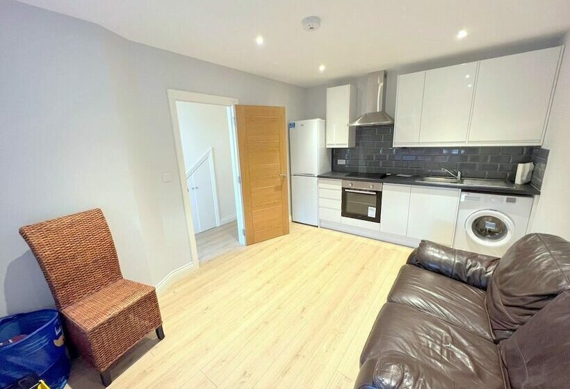 דירת נופש 2 Bedroom House In South London   Sutton