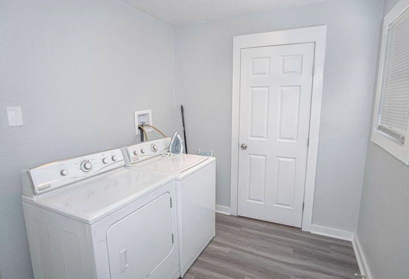 Wonderful 3 Br 2 Ba Near Downtown