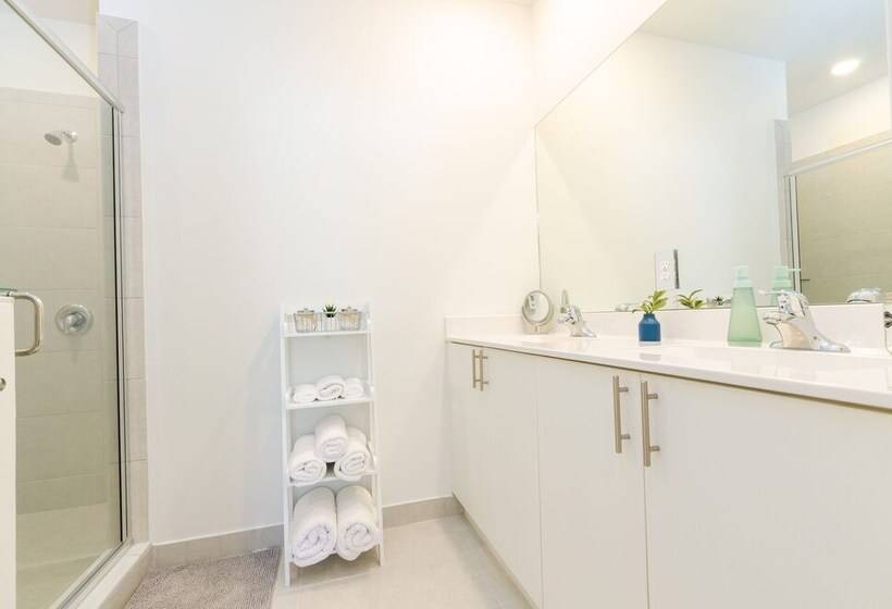 بنسيون Glamorous 4br New & Modern Near Fl Keys