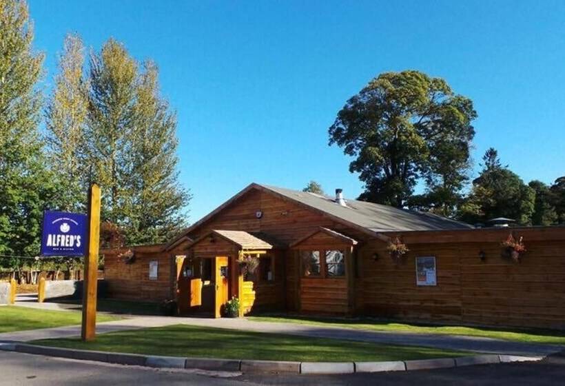 Stunning 4 Bedroom Cabin With Hot Tub In Beattock!