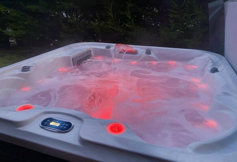 Stunning 4 Bedroom Cabin With Hot Tub In Beattock!