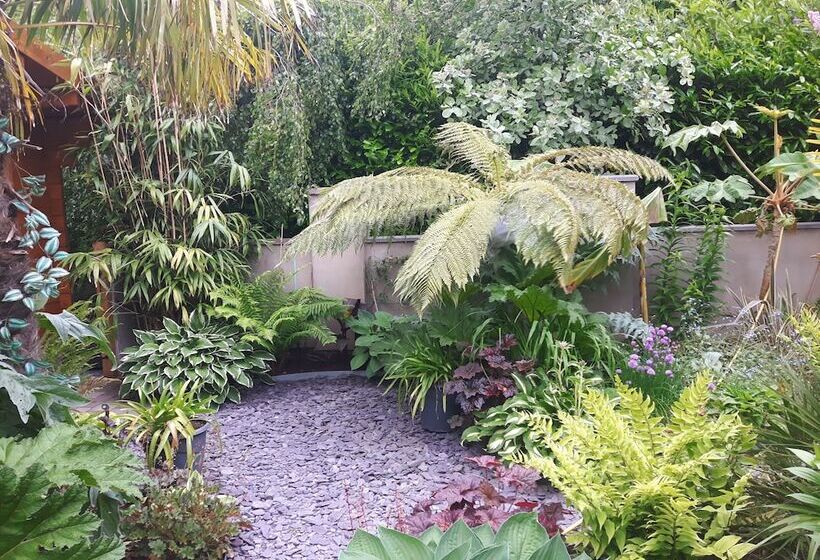 Cabin Set In A Beautiful Romantic Tropical Garden