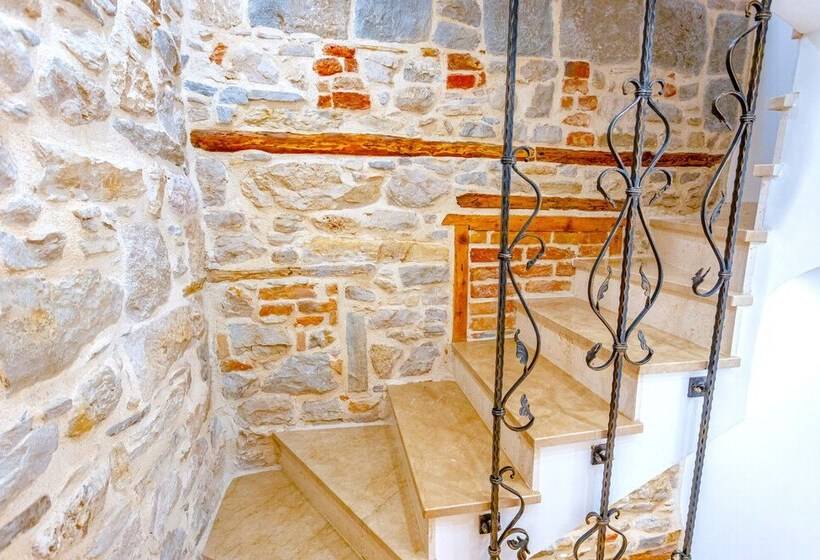 پانسیون L U X E Split Luxury Rooms