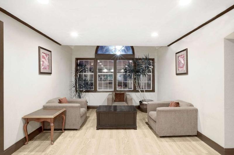 בית מלון כפרי Days Inn and Suites Sugar Land Stafford