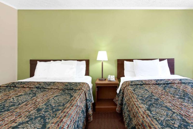 בית מלון כפרי Days Inn and Suites Sugar Land Stafford