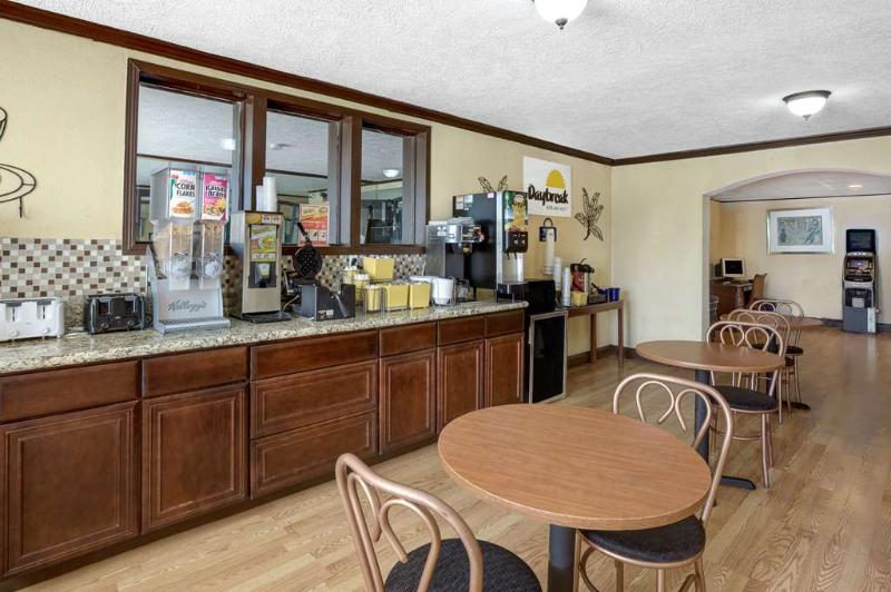 בית מלון כפרי Days Inn and Suites Sugar Land Stafford