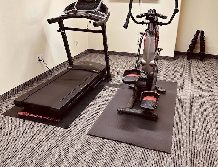 酒店 Aurora Park Inn & Suites