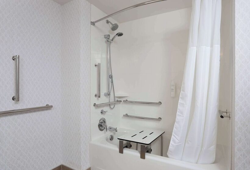 Отель Hampton Inn & Suites Manistee Waterfront