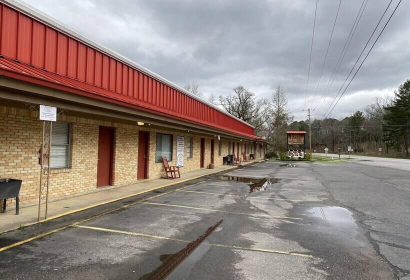 King Guest Room Located At The Entrance To Mountain Harbor Just 2 1/2 Miles From Lake Ouachita. By R