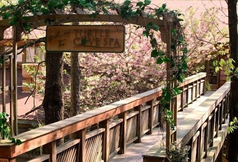 King Guest Room Located At The Entrance To Mountain Harbor Just 2 1/2 Miles From Lake Ouachita. By R