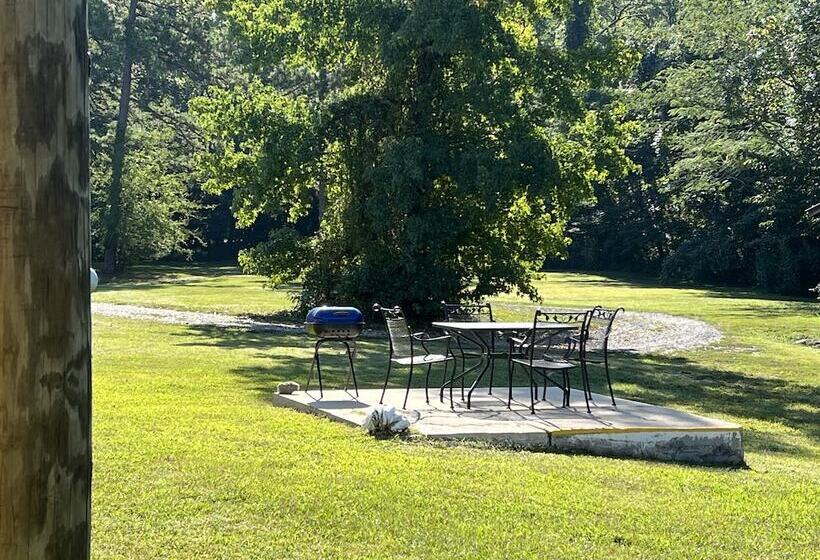 King Guest Room Located At The Entrance To Mountain Harbor Just 2 1/2 Miles From Lake Ouachita. By R