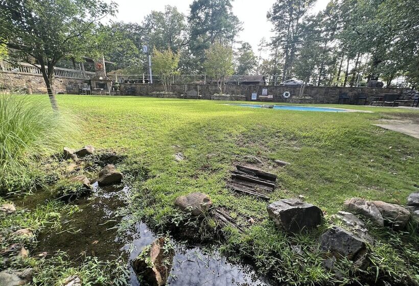 Lake View Three Bedroom, Three Bath Log Sided Cottage With Private Hot Tub Overlooking Lake Ouachita