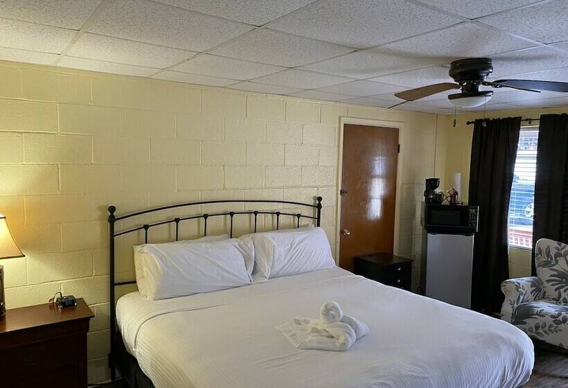 Queen Guest Room Located At The Joplin Inn At The Entrance To Mountain Harbor, , Just 2 1/2 Miles Fr