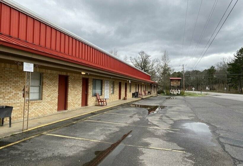 Queen Guest Room Located At The Joplin Inn At The Entrance To Mountain Harbor,, Just 2 1/2 Miles Fro