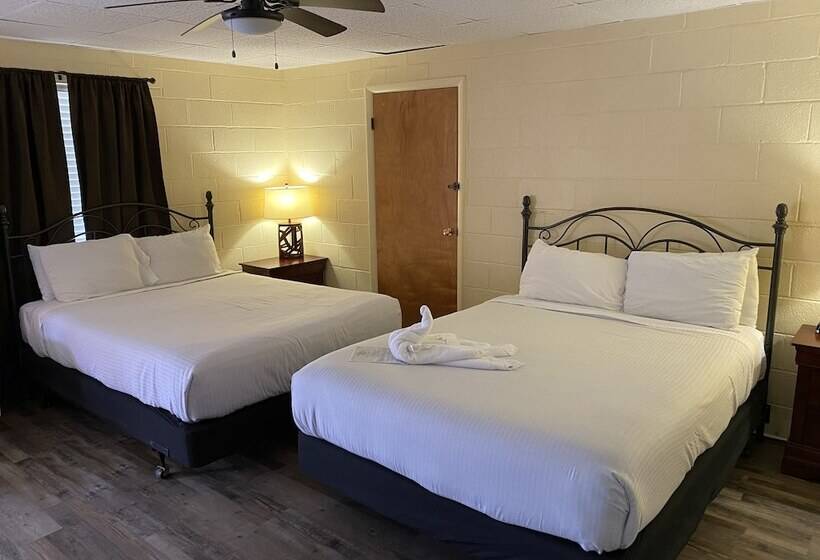 Queen Guest Room Located At The Joplin Inn At The Entrance To Mountain Harbor, Just 2 1/2 Miles From
