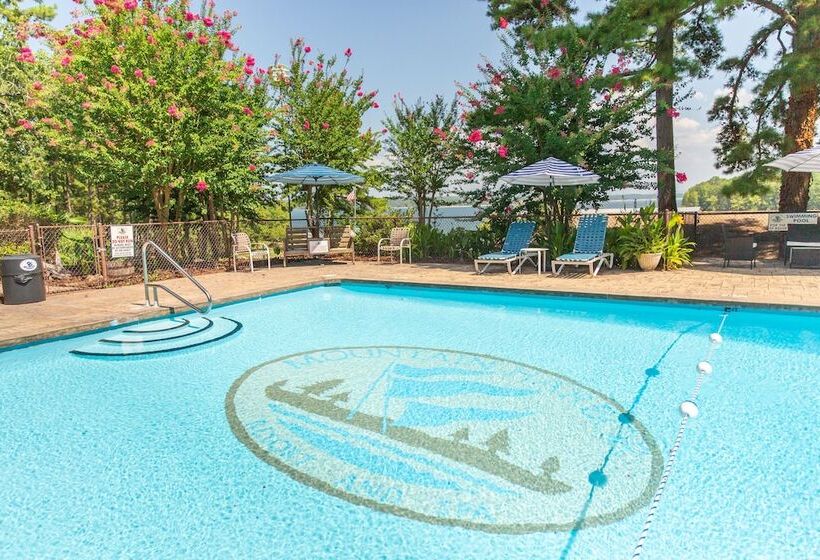 Queen Guest Room Located At The Joplin Inn On The Highway At The Entrance To Mountain Harbor, 2 1/2