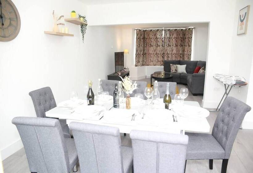 住所  Deluxe 4 Bed House Close2 Wembley Stadium