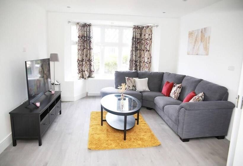 住所  Deluxe 4 Bed House Close2 Wembley Stadium