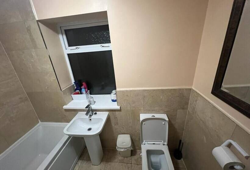 اقامتگاه Remarkable 3 Bed House In Westcliff On Sea