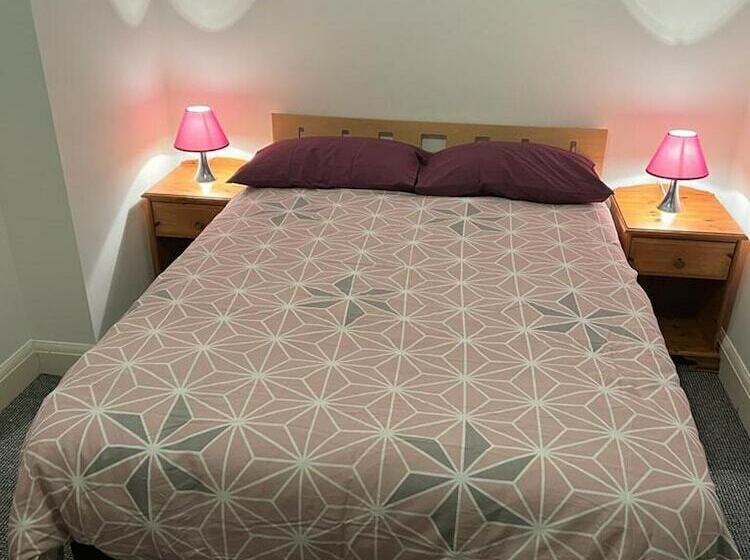 اقامتگاه Remarkable 3 Bed House In Westcliff On Sea